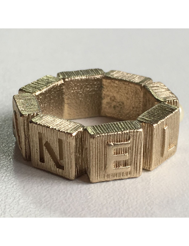 Bague CHANEL en métal couleur or pâle et perle nacrée T53
