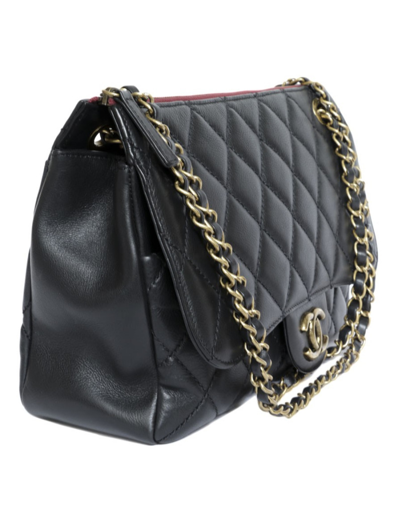 Black CHANEL quilted leather bag
