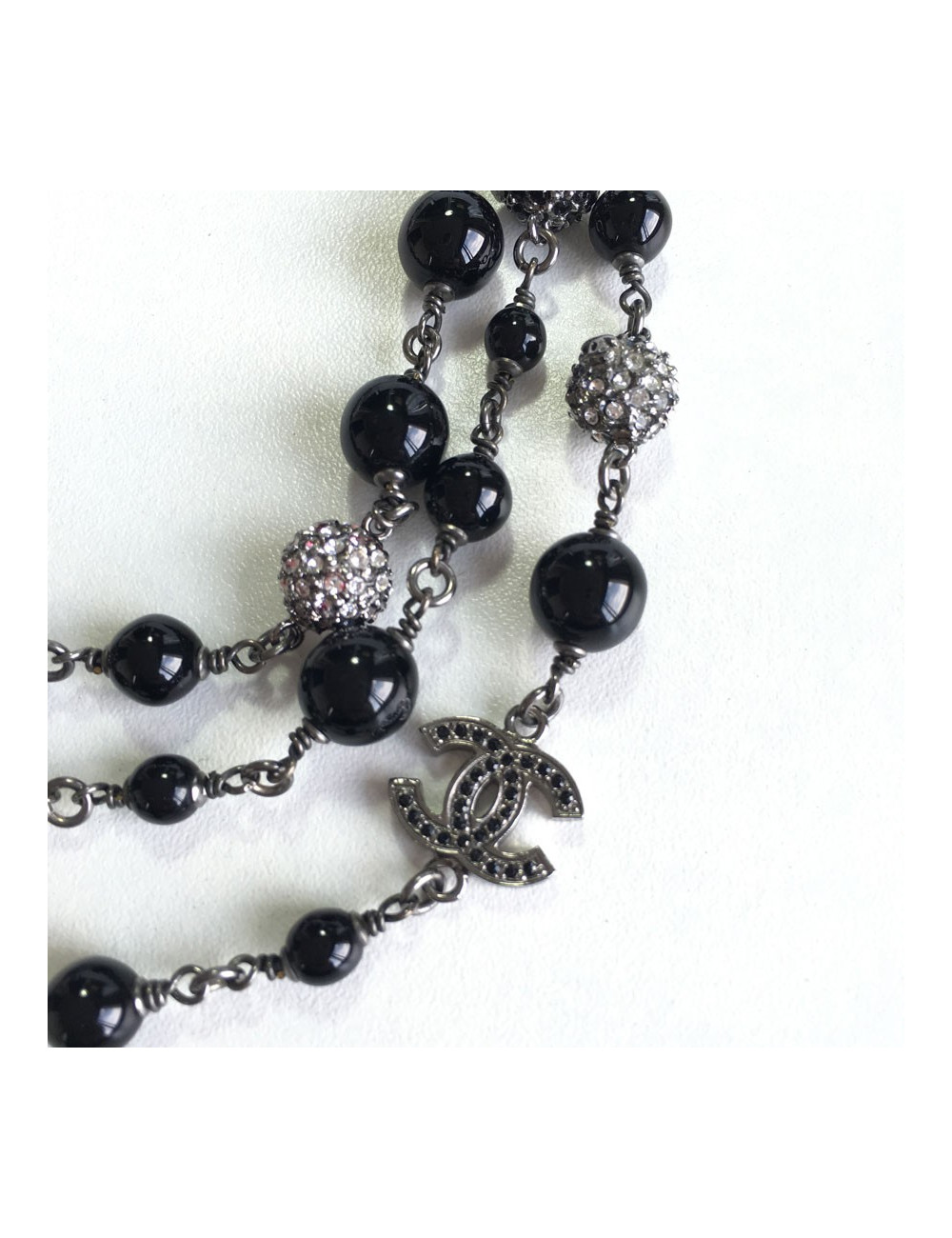 Collier CHANEL triple rangs en métal argenté, perles noires et strass blancs et noirs