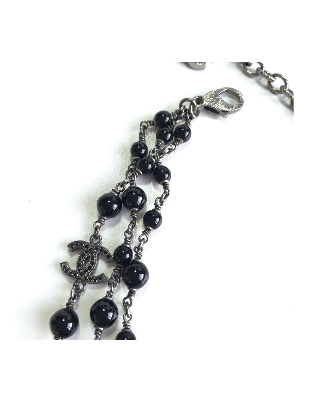Collier CHANEL triple rangs en métal argenté, perles noires et strass blancs et noirs