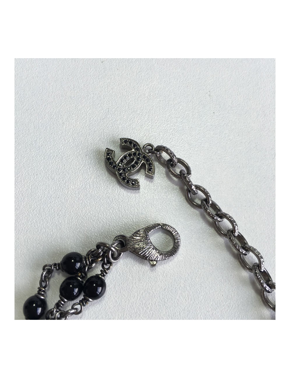 Collier CHANEL triple rangs en métal argenté, perles noires et strass blancs et noirs
