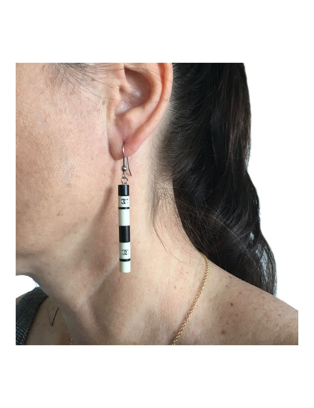 Boucles d'oreille clous CHANEL bambous noir et beige