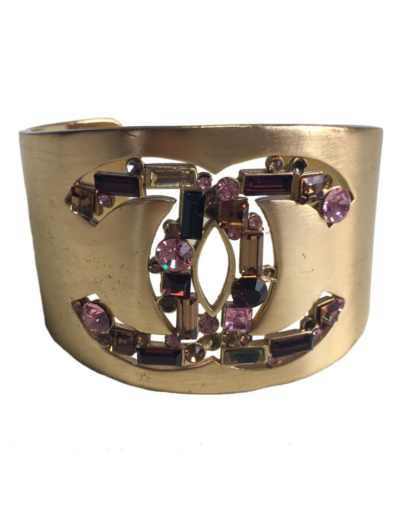 Manchette CHANEL en métal doré et strass multicolore
