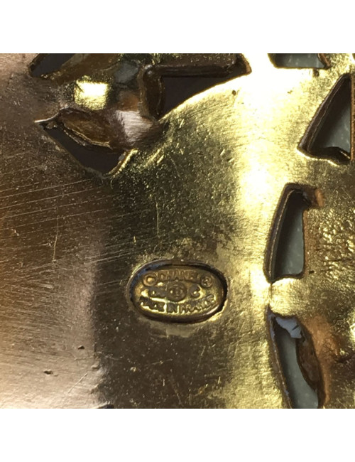 Manchette CHANEL en métal doré et strass multicolore