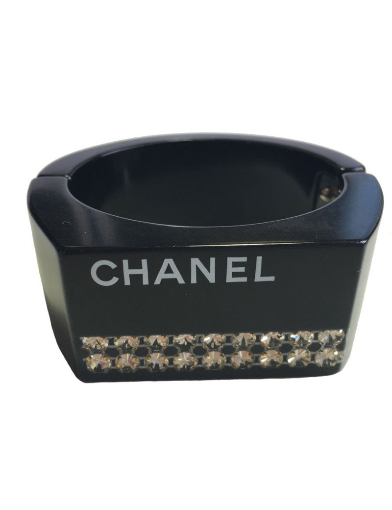 Manchette CHANEL en plastique noir et inclusion de strass blanc