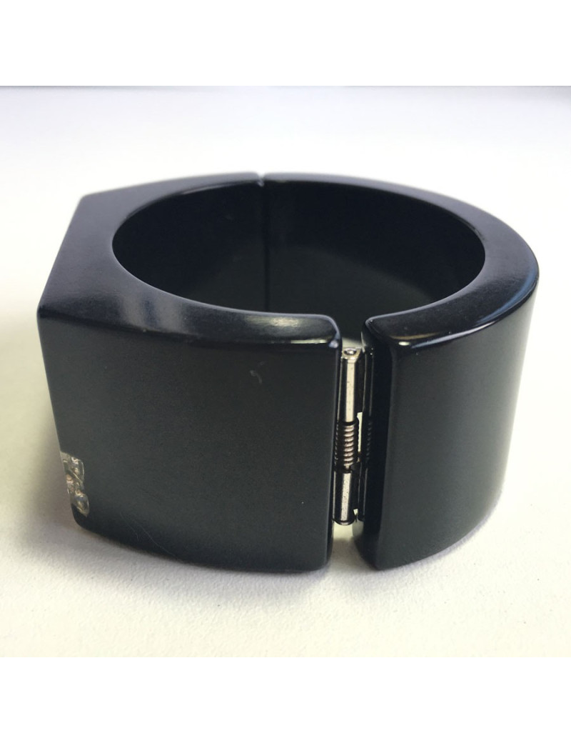 Manchette CHANEL en plastique noir et inclusion de strass blanc