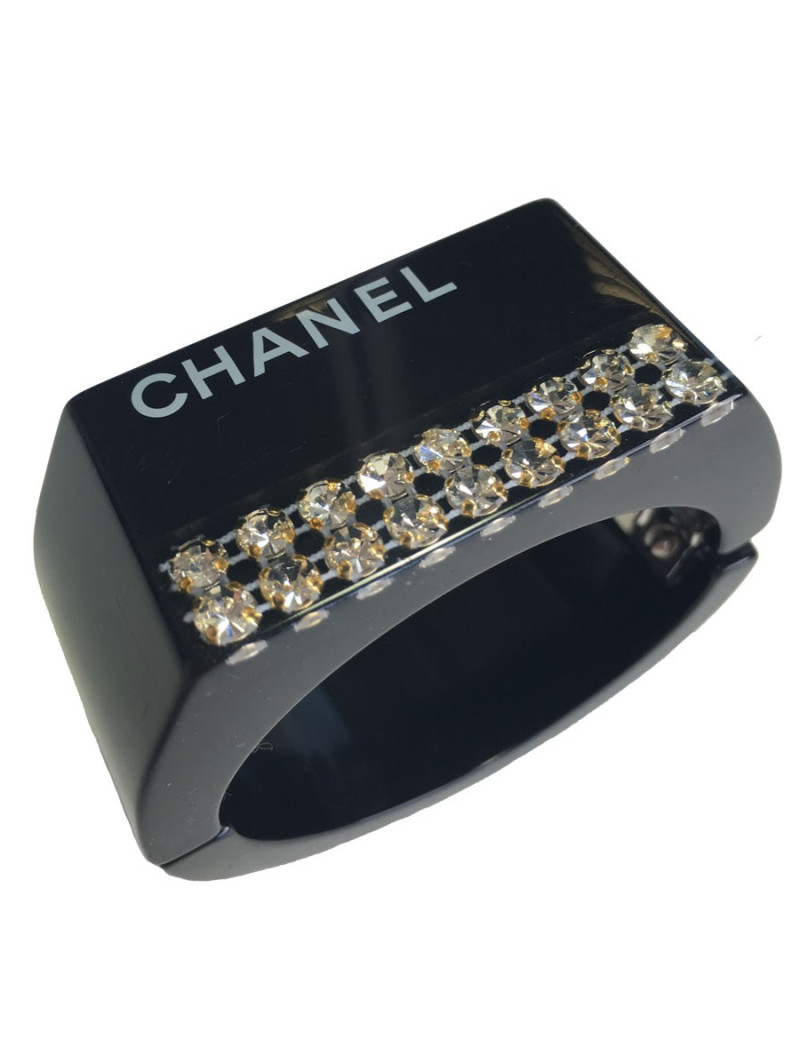 Manchette CHANEL en plastique noir et inclusion de strass blanc