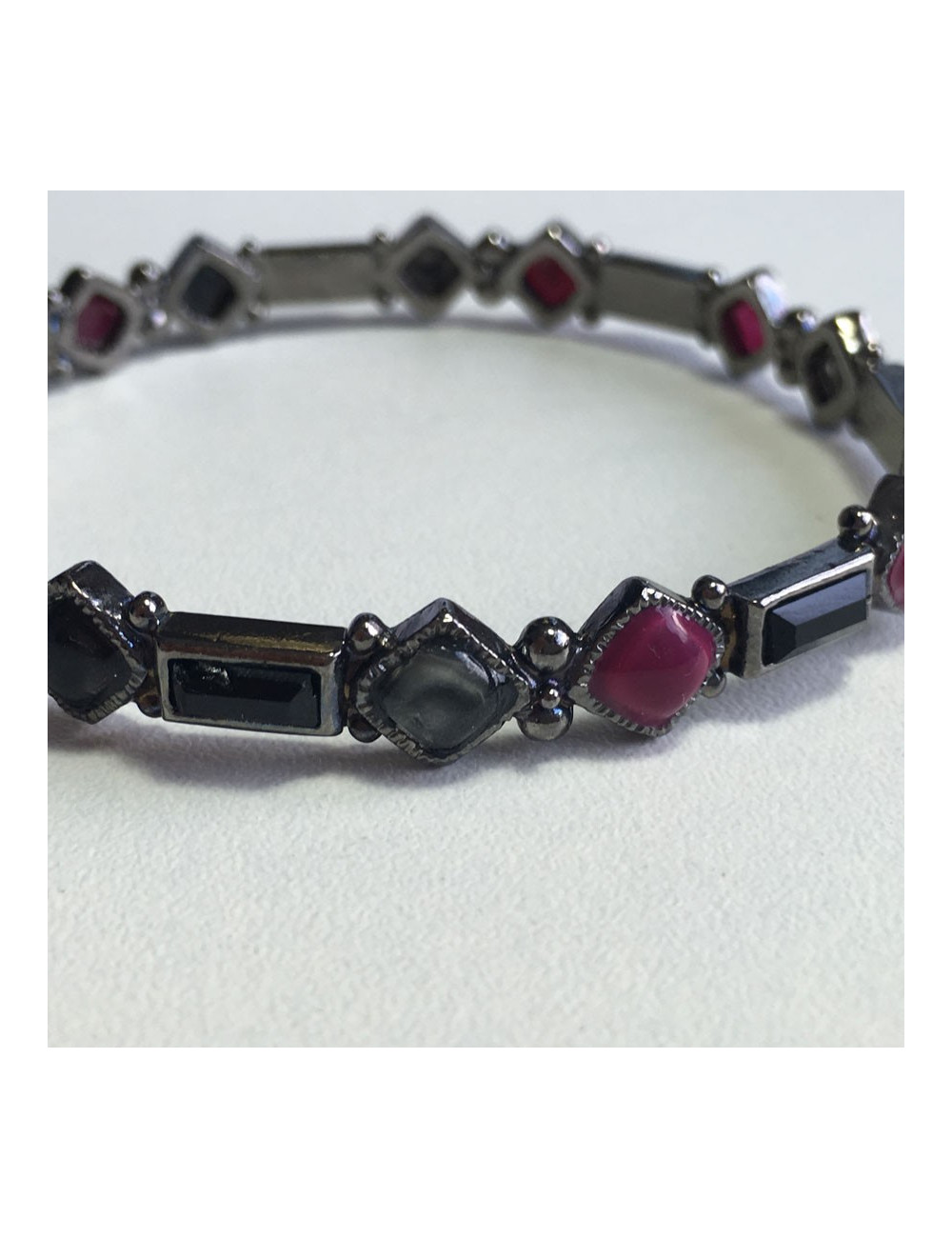Bracelet CHANEL pâte de verre fuchsia, noir et cristal noir