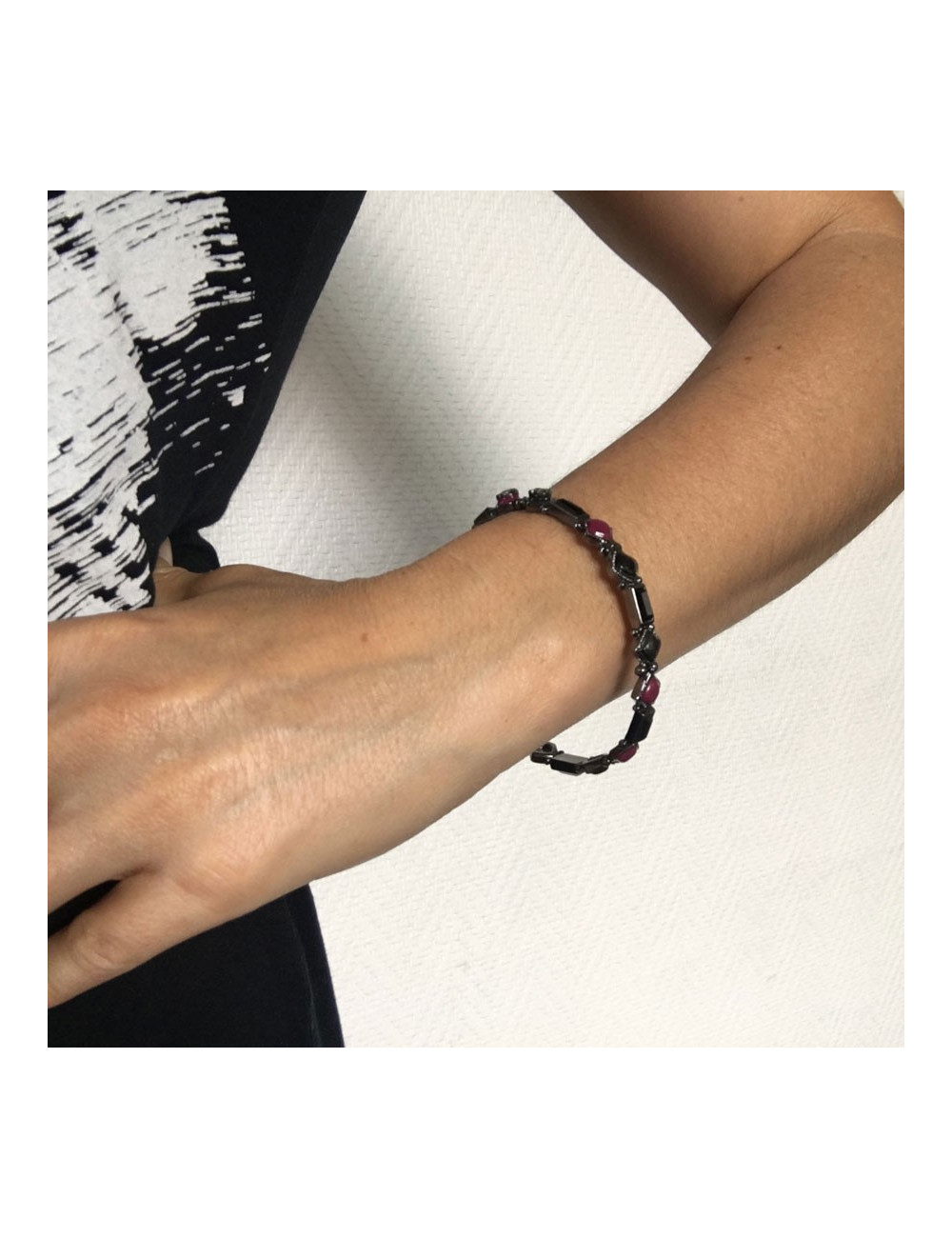 Bracelet CHANEL pâte de verre fuchsia, noir et cristal noir