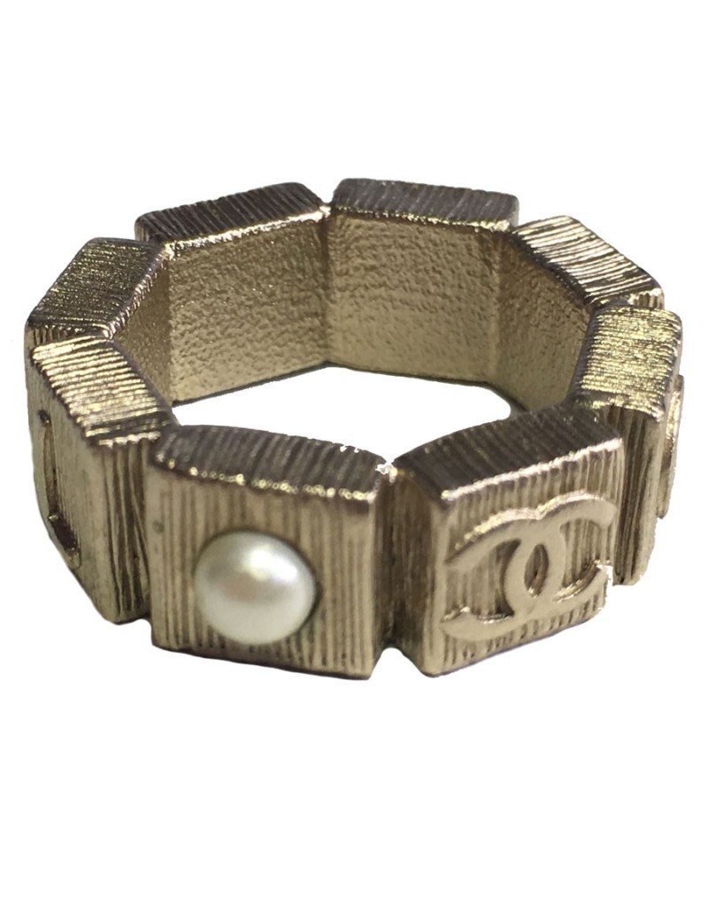 CHANEL ring in gold metal and Pearly Pearl T53