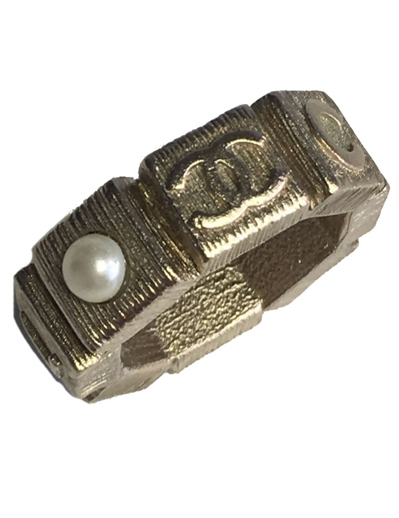 CHANEL ring in gold metal and Pearly Pearl T53