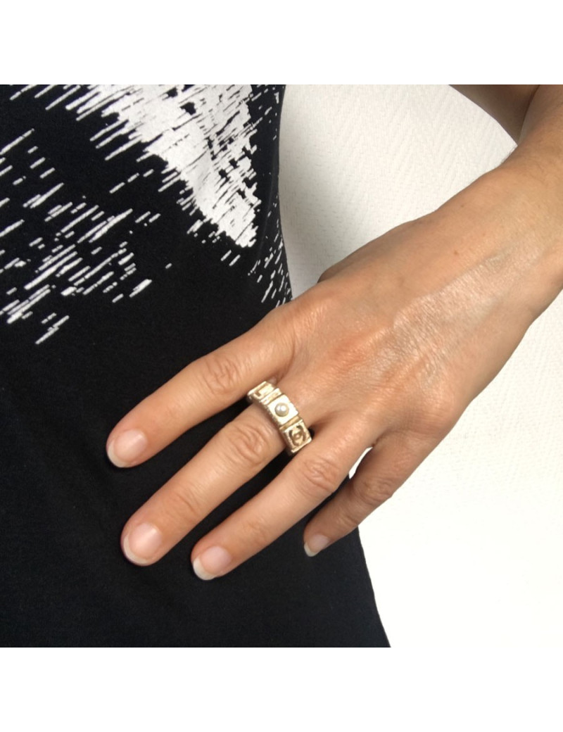 CHANEL ring in gold metal and Pearly Pearl T53