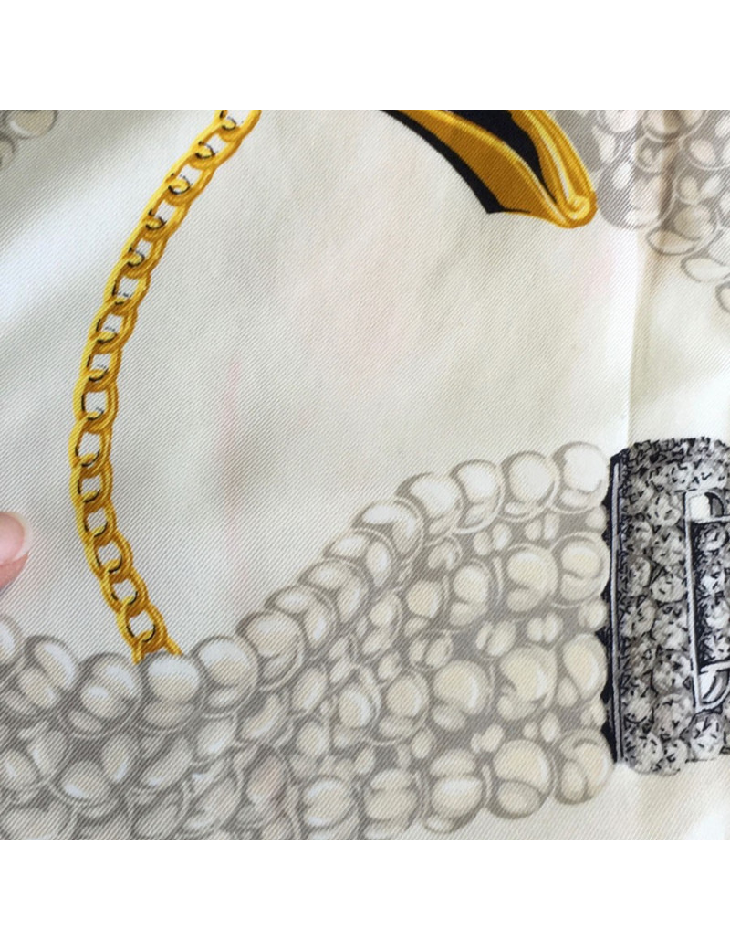 Foulard CARTIER "Must" en soie ivoire à bordure rouge