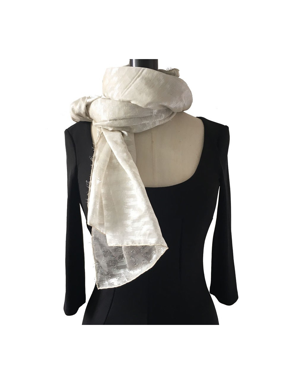 Echarpe CHANEL en voile de coton et fils d'argent