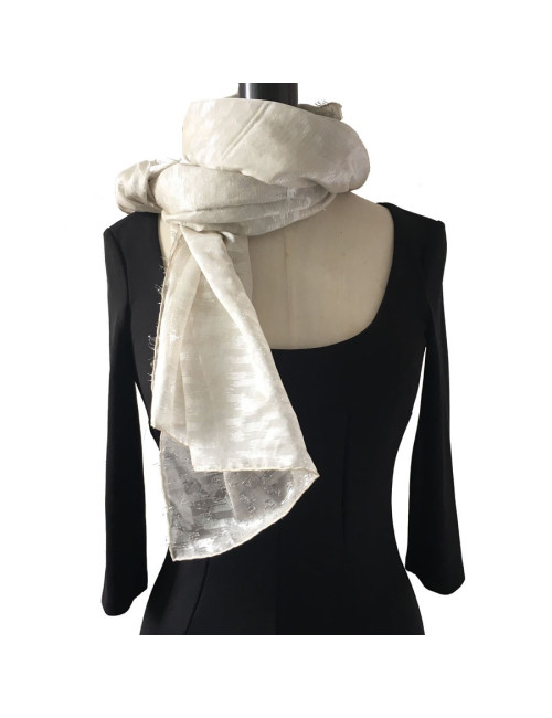 Echarpe CHANEL en voile de coton et fils d'argent