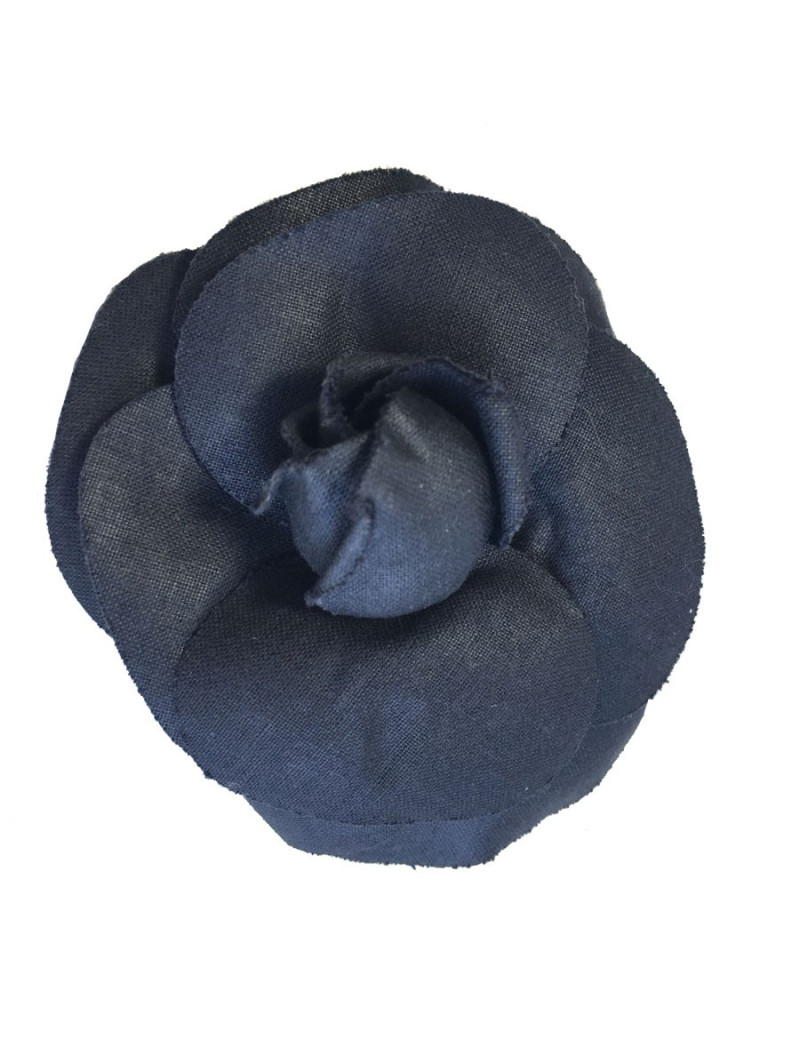 Broche camélia CHANEL en soie bleue foncée