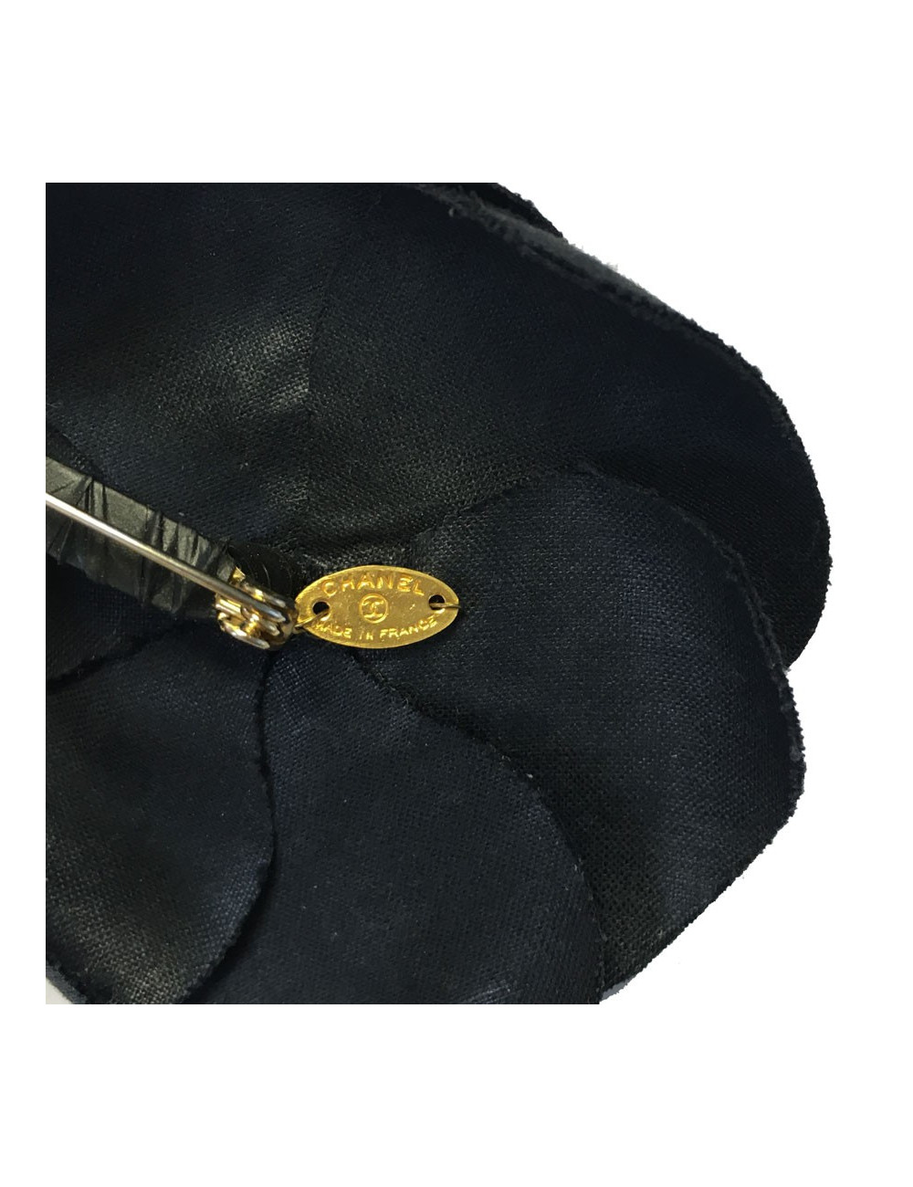 Broche camélia CHANEL en soie noire
