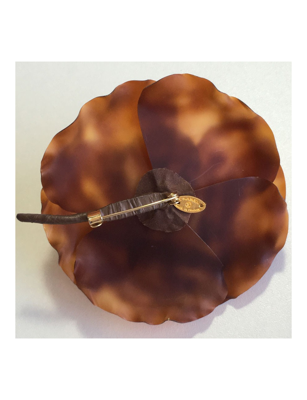 Broche CHANEL façon écaille de tortue marron