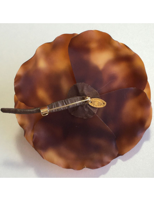 Broche CHANEL façon écaille de tortue marron