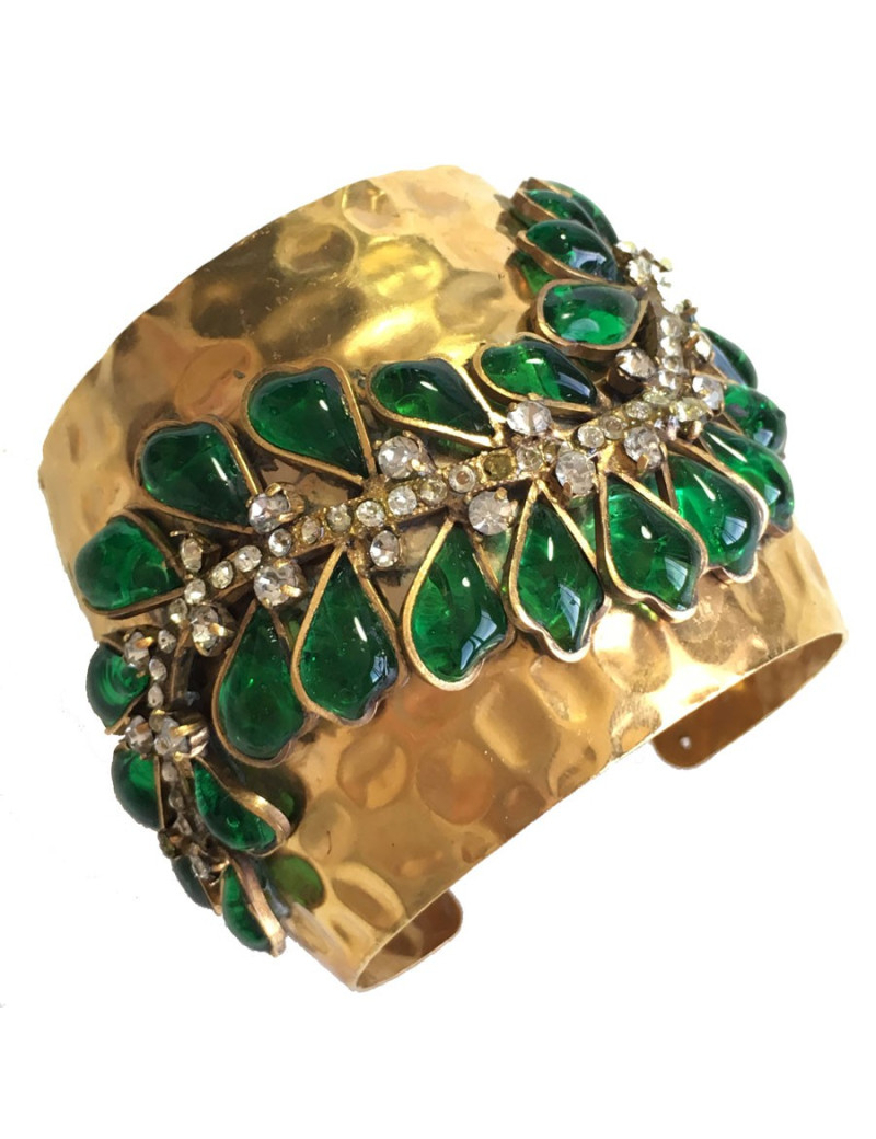 Manchette MARGUERITE de VALOIS en métal doré martelé, pâte de verre couleur émeraude et strass