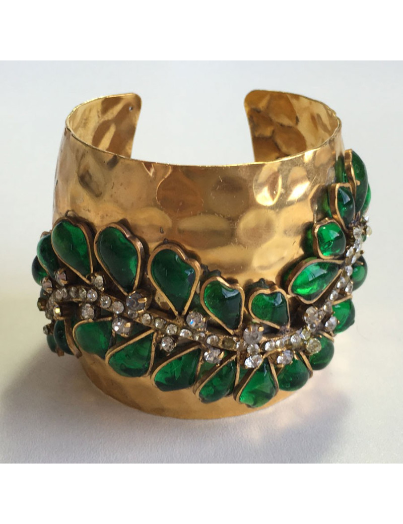 Manchette MARGUERITE de VALOIS en métal doré martelé, pâte de verre couleur émeraude et strass