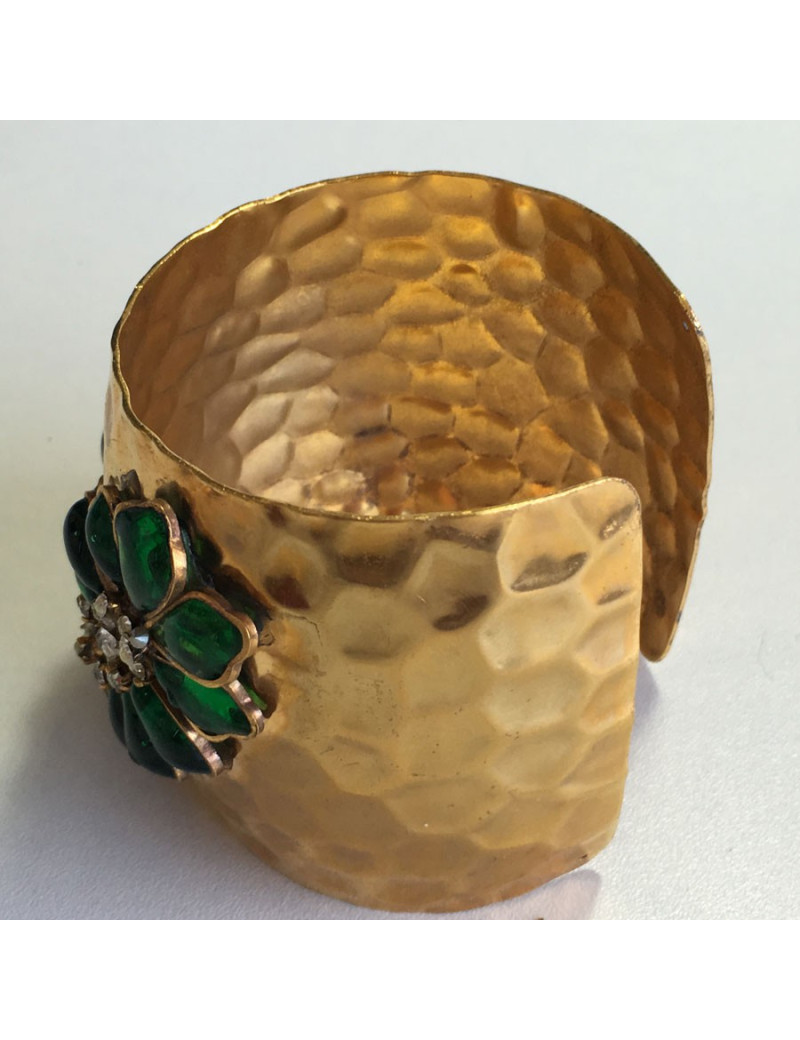 Manchette MARGUERITE de VALOIS en métal doré martelé, pâte de verre couleur émeraude et strass