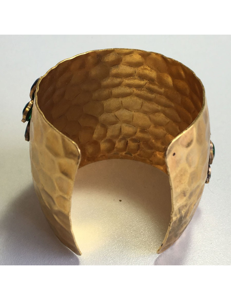 Manchette MARGUERITE de VALOIS en métal doré martelé, pâte de verre couleur émeraude et strass