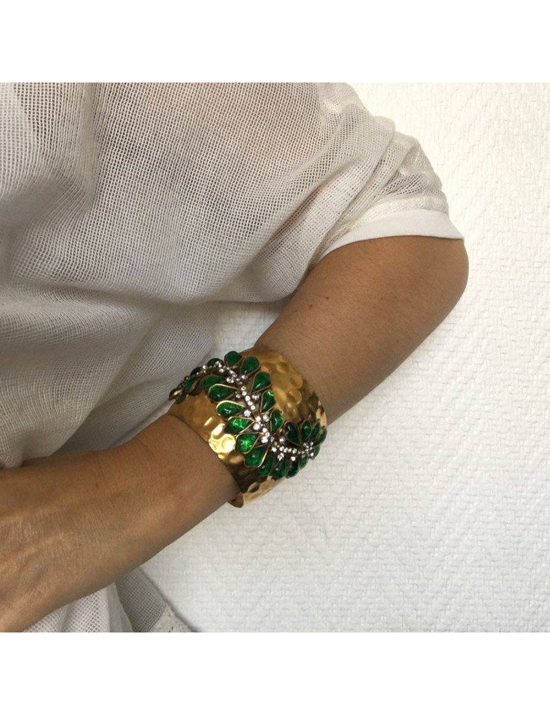 Manchette MARGUERITE de VALOIS en métal doré martelé, pâte de verre couleur émeraude et strass