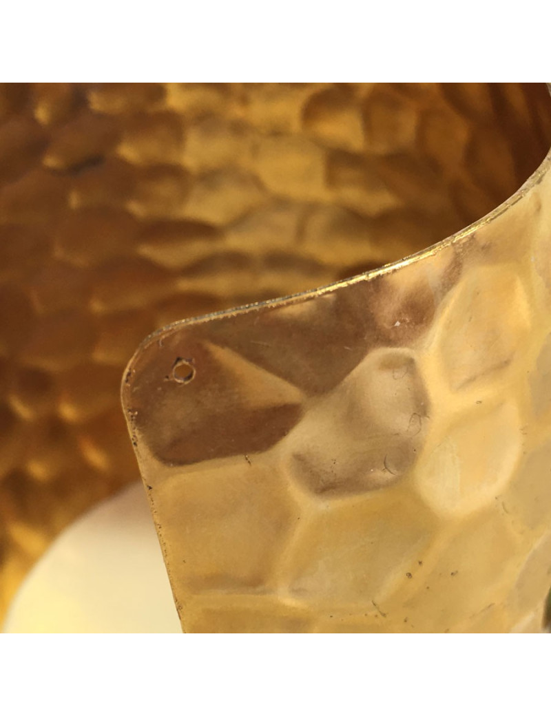 Manchette MARGUERITE de VALOIS en métal doré martelé, pâte de verre couleur émeraude et strass