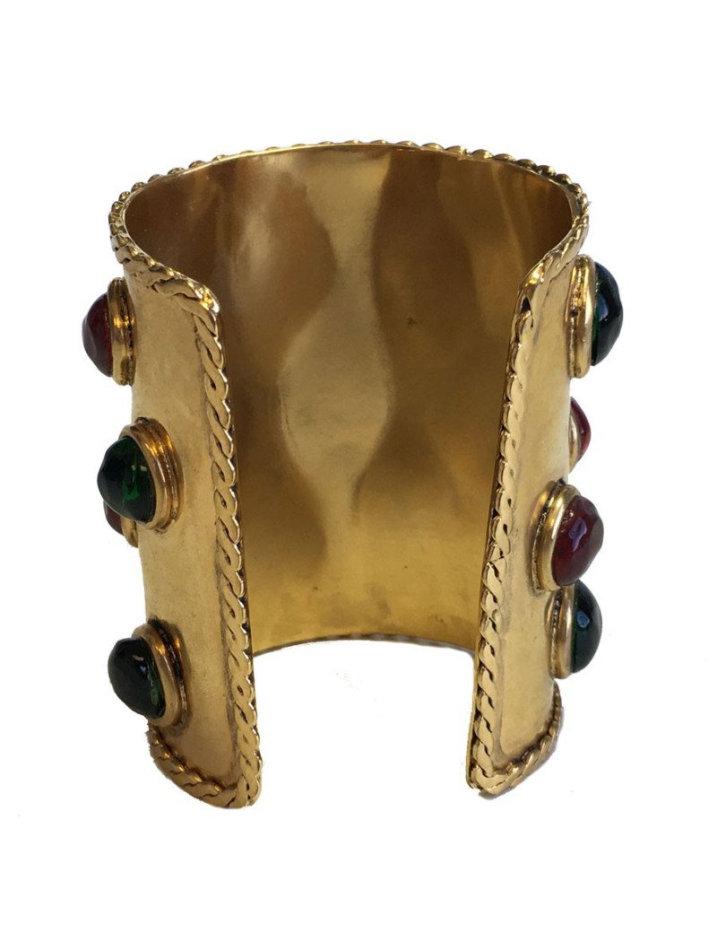 Manchette MARGUERITE de VALOIS en métal doré et pâte de verre couleur émeraude et grenat