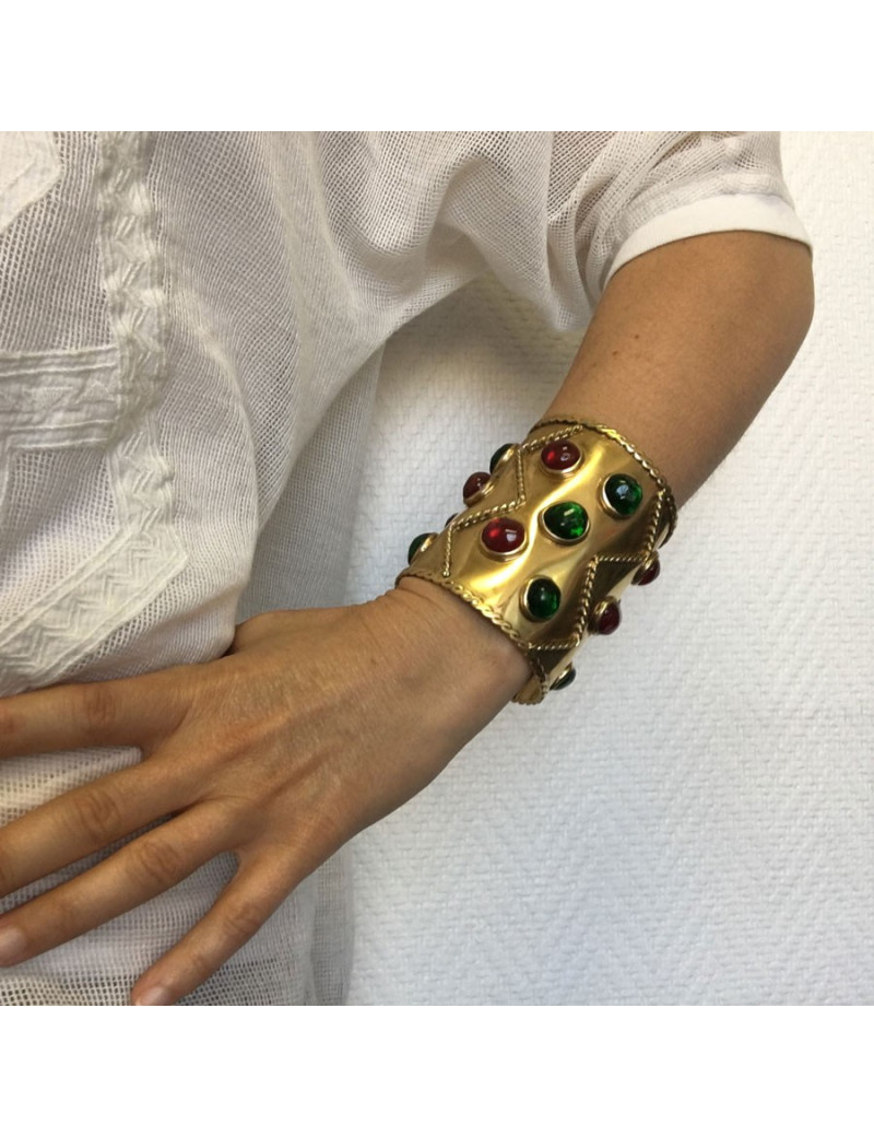 Manchette MARGUERITE de VALOIS en métal doré et pâte de verre couleur émeraude et grenat