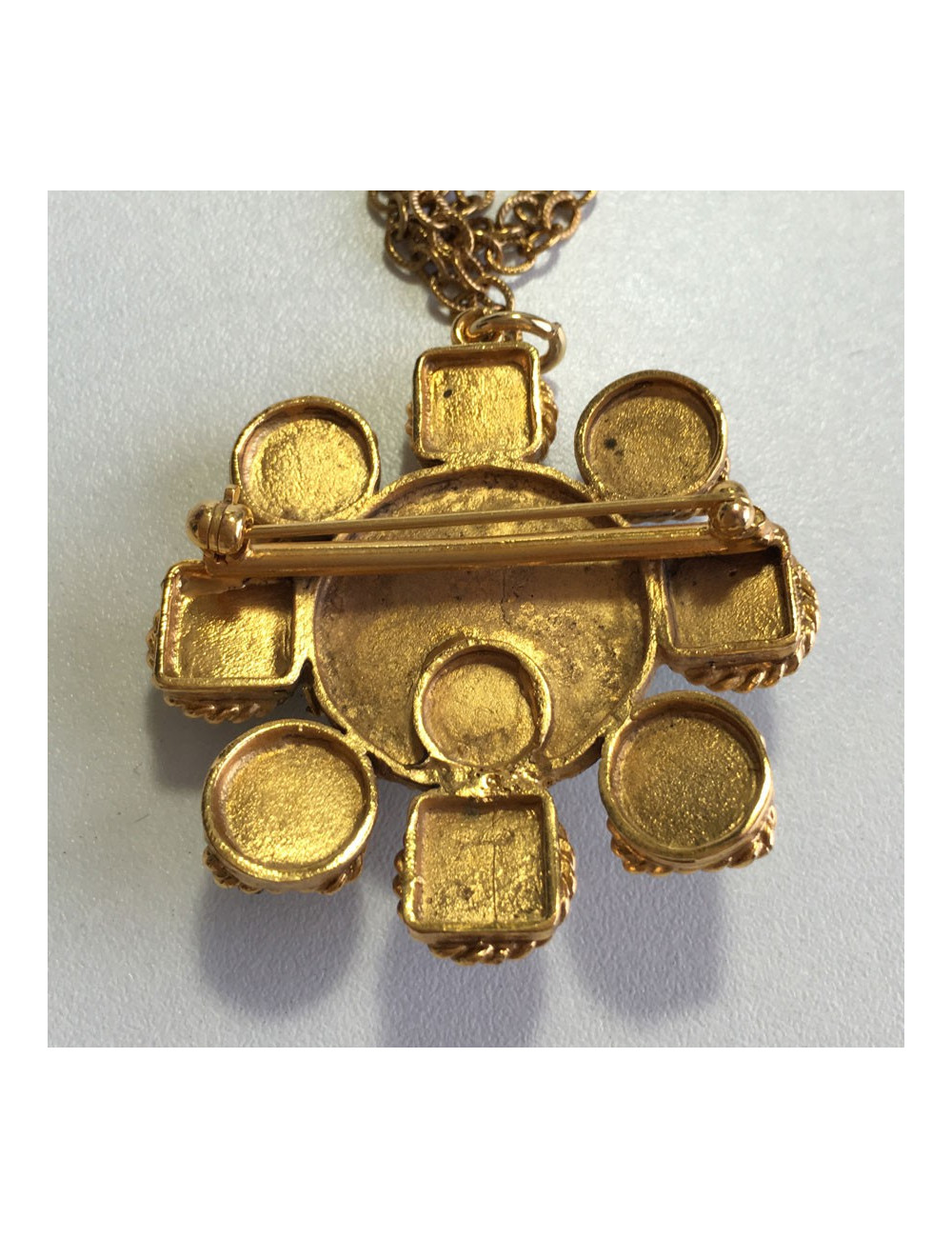 Pendentif MARGUERITE de VALOIS en métal doré, pâte de verre et strass