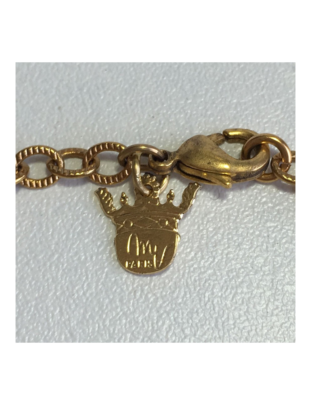 Pendentif MARGUERITE de VALOIS en métal doré, pâte de verre et strass