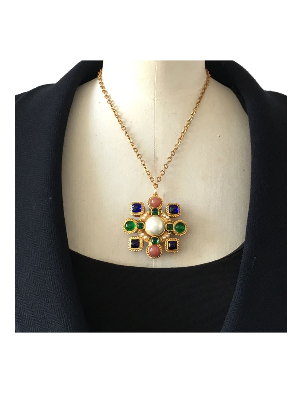 Pendentif MARGUERITE de VALOIS en métal doré, pâte de verre et strass