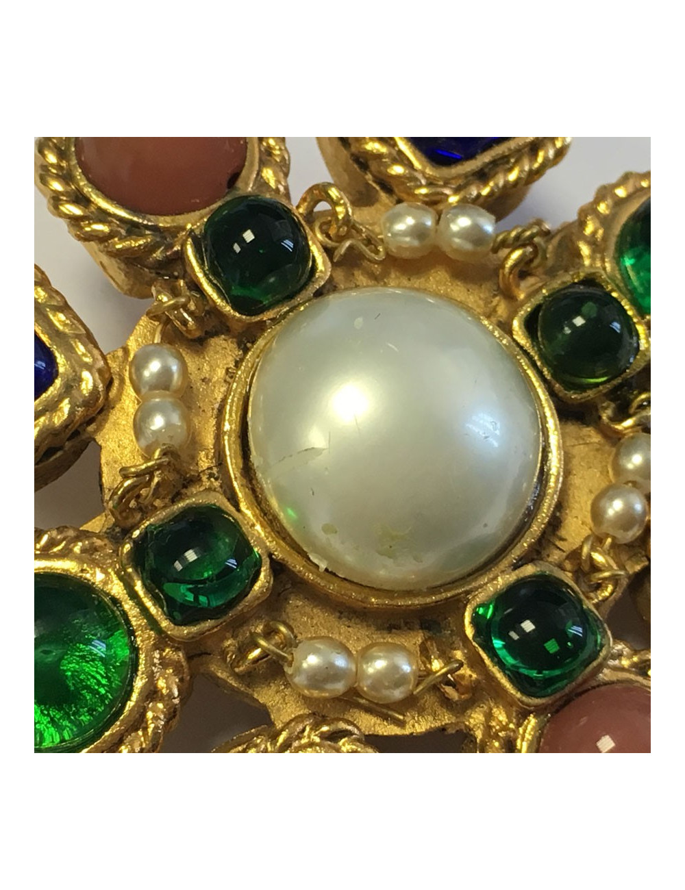 Pendentif MARGUERITE de VALOIS en métal doré, pâte de verre et strass