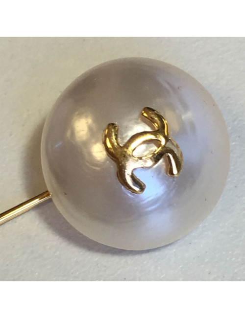Epingle CHANEL en métal doré et demi perle nacrée