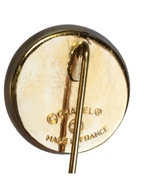 Epingle CHANEL en métal doré et demi perle nacrée