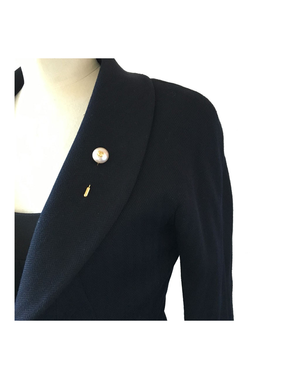 Epingle CHANEL en métal doré et demi perle nacrée