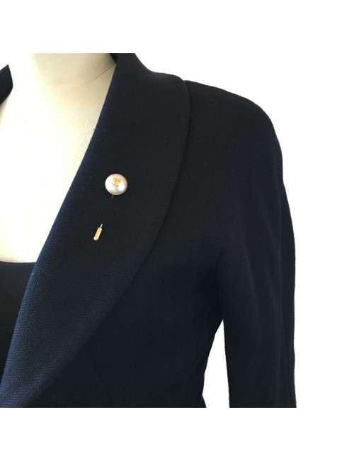 Epingle CHANEL en métal doré et demi perle nacrée