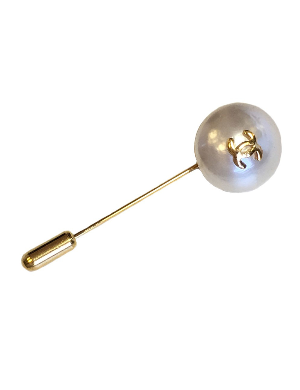 Epingle CHANEL en métal doré et demi perle nacrée