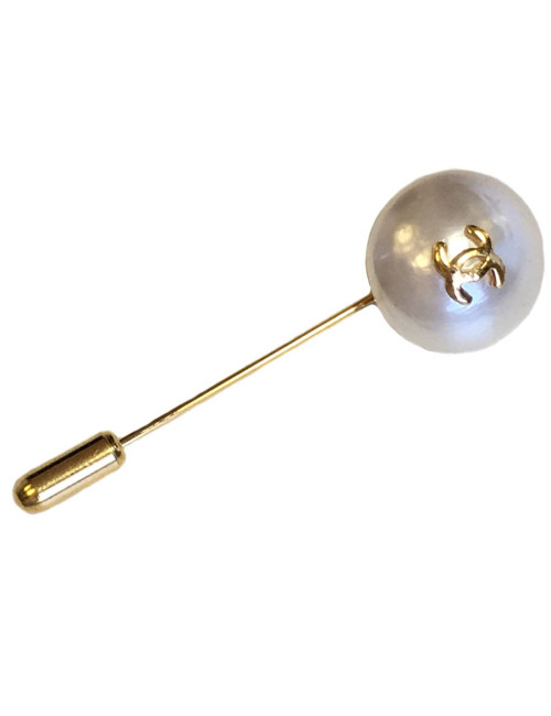Epingle CHANEL en métal doré et demi perle nacrée