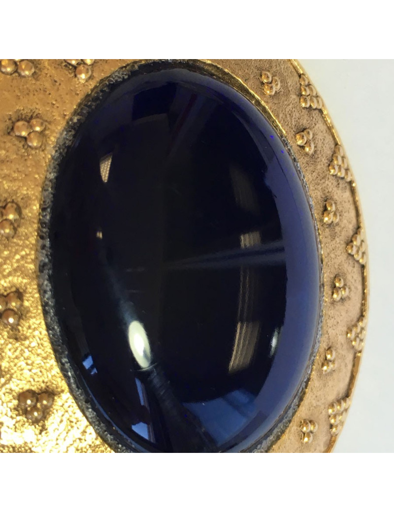 Broche CHANEL en métal doré et fond bleu