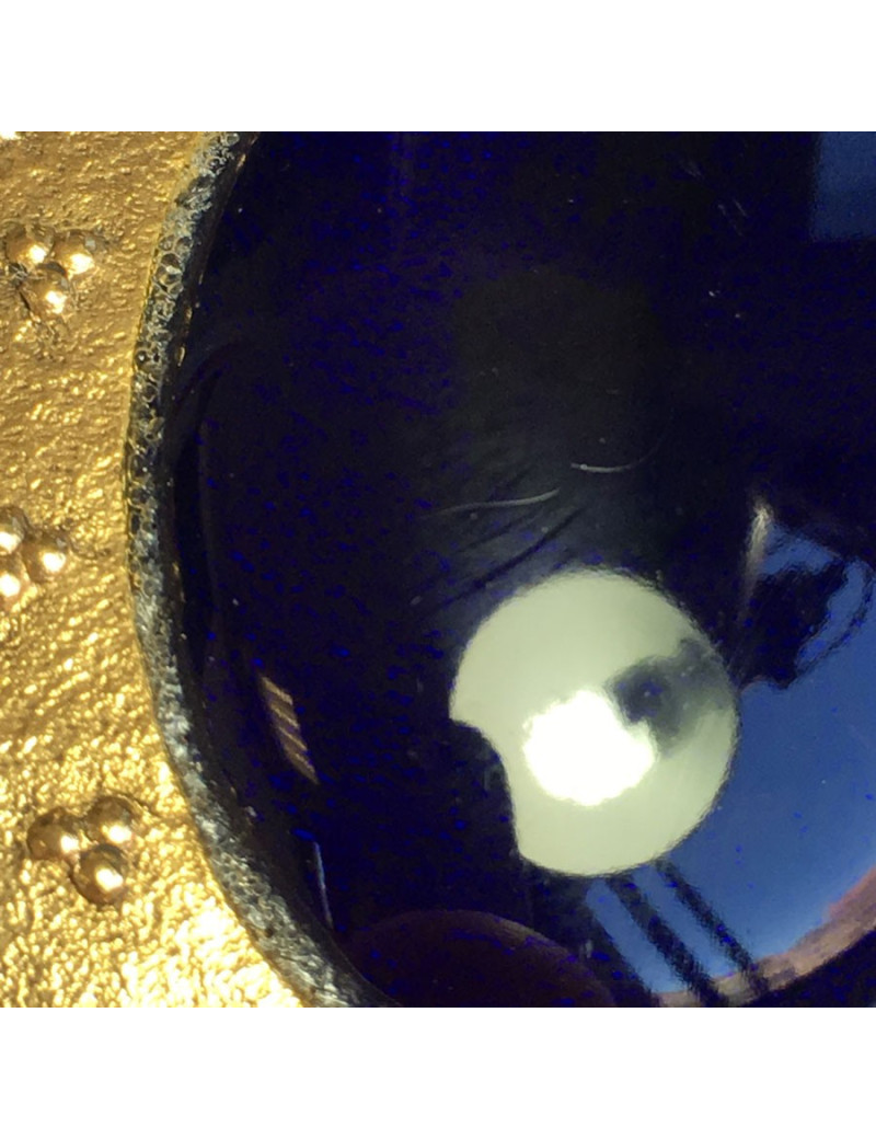 Broche CHANEL en métal doré et fond bleu