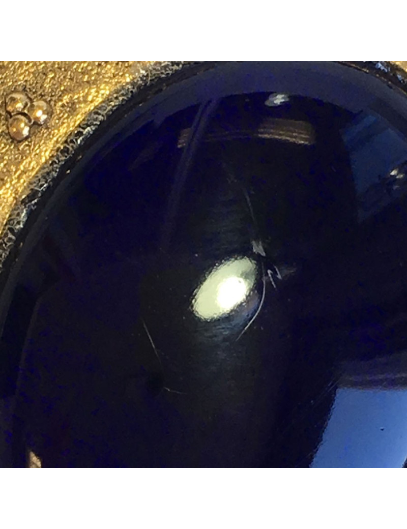 Broche CHANEL en métal doré et fond bleu