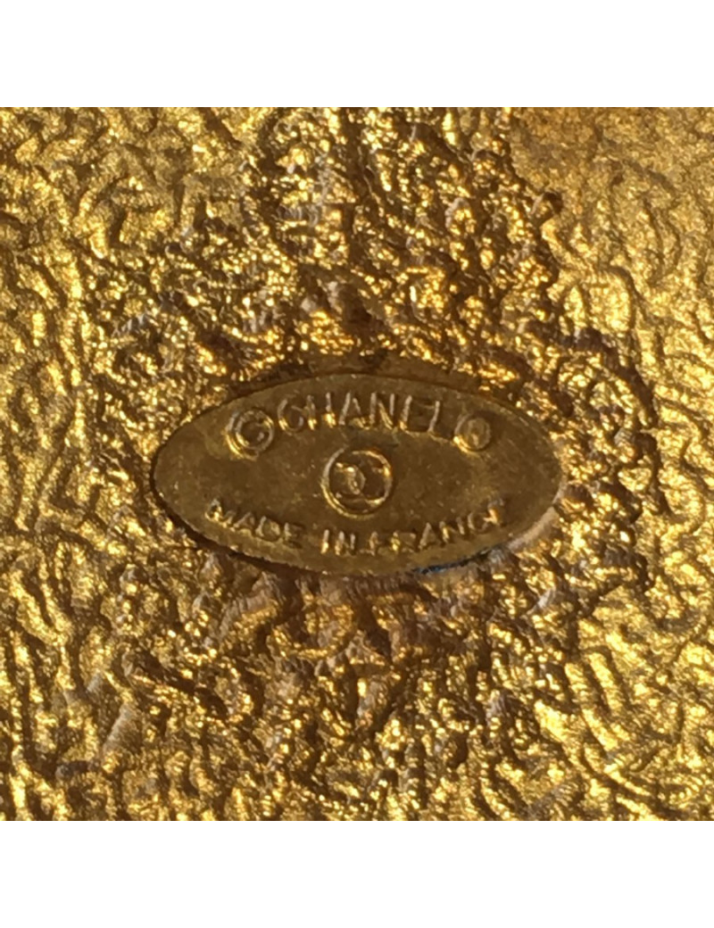 Broche CHANEL en métal doré et fond bleu