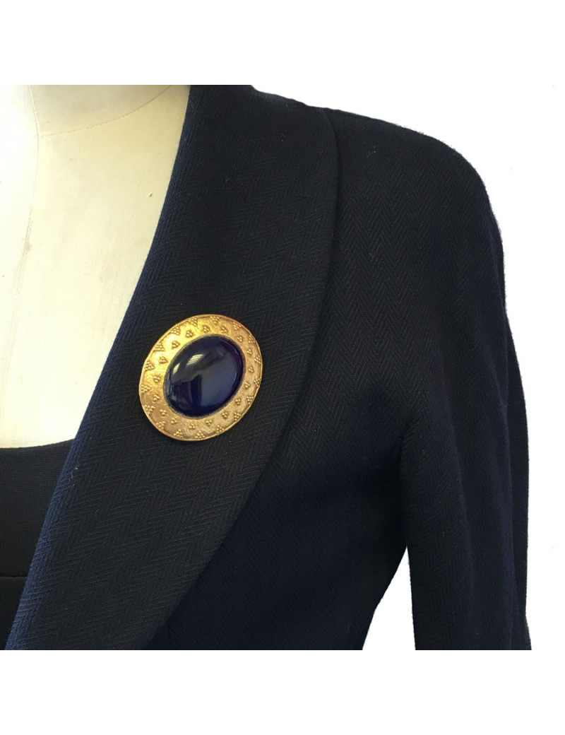 Broche CHANEL en métal doré et fond bleu