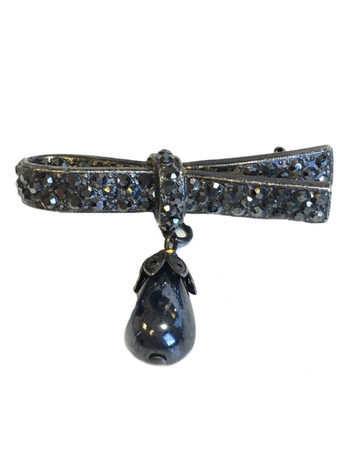 Broche CHANEL en métal ruthenium, strass gris et perle grise