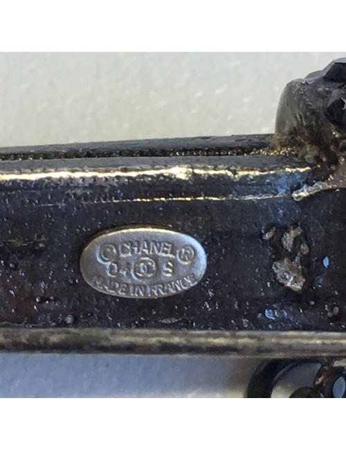 Broche CHANEL en métal ruthenium, strass gris et perle grise