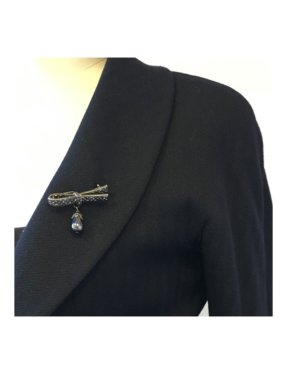 Broche CHANEL en métal ruthenium, strass gris et perle grise