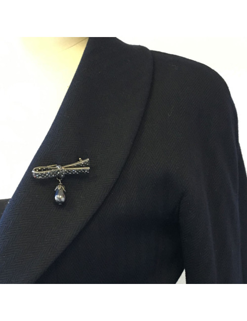 Broche CHANEL en métal ruthenium, strass gris et perle grise